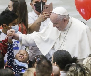 epa09649460 Pope Francis meets with children assisted by Santa Marta dispensary, Vatican, 19 December 2021. Pope Francis on 19 December attended a pre-Christmas event with a group of children and their parents who are assisted by the Vatican's Santa Marta Paediatric Dispensary.  EPA/FABIO FRUSTACI