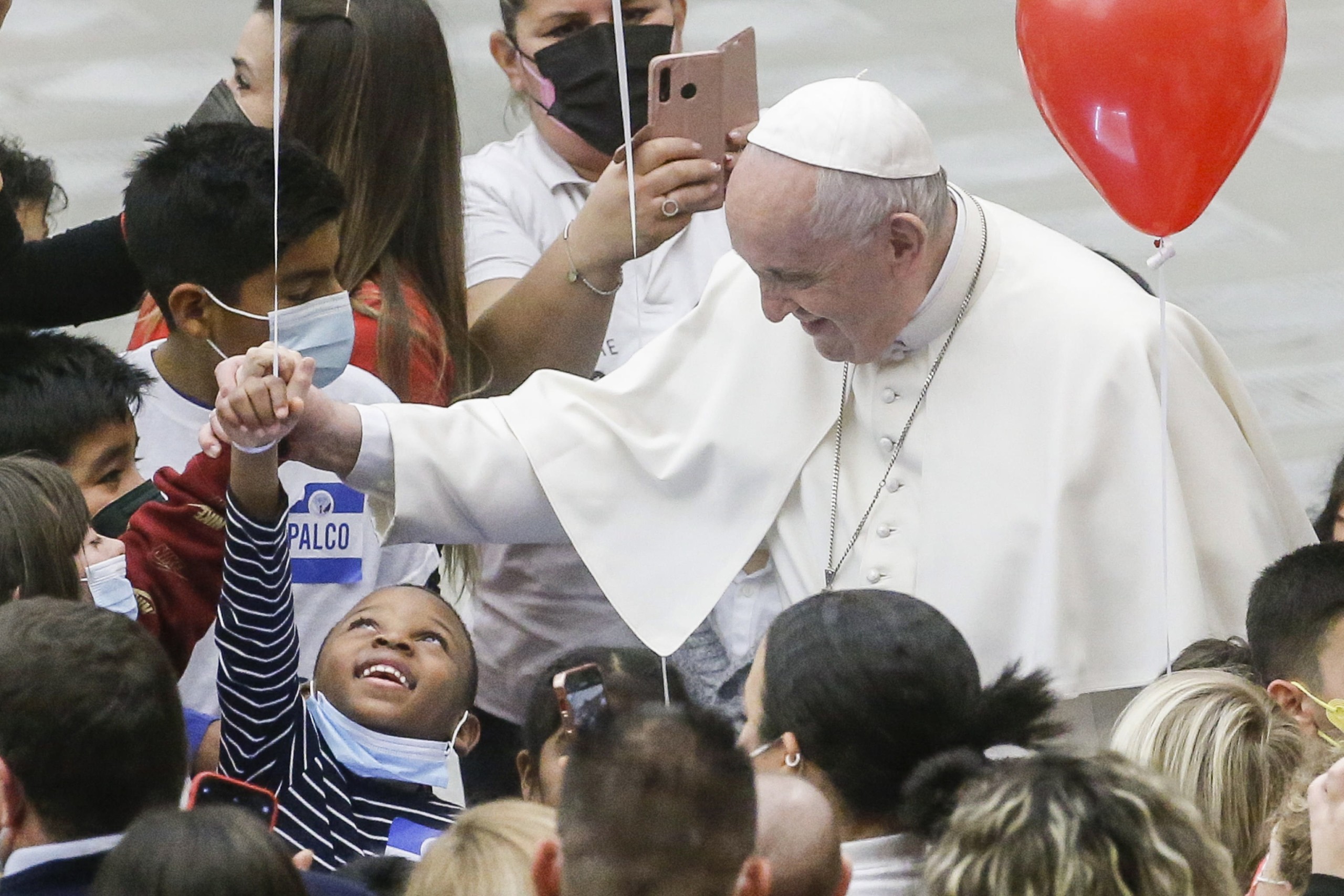 epa09649460 Pope Francis meets with children assisted by Santa Marta dispensary, Vatican, 19 December 2021. Pope Francis on 19 December attended a pre-Christmas event with a group of children and their parents who are assisted by the Vatican's Santa Marta Paediatric Dispensary.  EPA/FABIO FRUSTACI