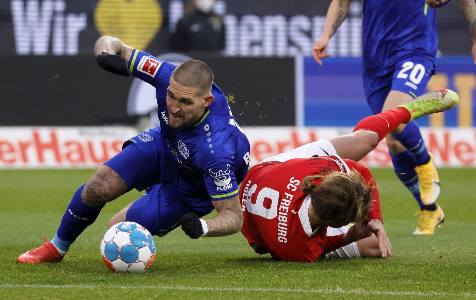 epa09649984 Freiburg's Lucas Hoeler (R) in action against Leverkusen's Robert Andrich (L) during the German Bundesliga soccer match between SC Freiburg and Bayer 04 Leverkusen in Freiburg, Germany, 19 December 2021.  EPA/RONALD WITTEK CONDITIONS - ATTENTION: The DFL regulations prohibit any use of photographs as image sequences and/or quasi-video.