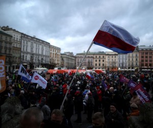 epa09650008 Supporters and members of opposition parties take part in a protest against the new media law in Krakow, southern Poland, 19 December 2021. The Polish lower house of parliament (Sejm) a passed a bill on 18 December. The new regulations, which require a non-European Economic Area media owners to sell their majority stakes in Polish media companies and caps their ownership level at 49 percent, will affect TVN television station, which is owned by US media giant Discovery.  EPA/Lukasz Gagulski POLAND OUT