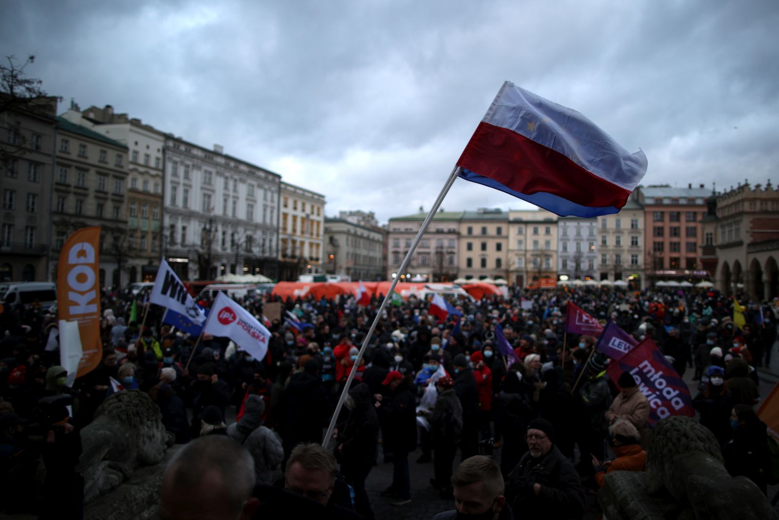 epa09650008 Supporters and members of opposition parties take part in a protest against the new media law in Krakow, southern Poland, 19 December 2021. The Polish lower house of parliament (Sejm) a passed a bill on 18 December. The new regulations, which require a non-European Economic Area media owners to sell their majority stakes in Polish media companies and caps their ownership level at 49 percent, will affect TVN television station, which is owned by US media giant Discovery.  EPA/Lukasz Gagulski POLAND OUT