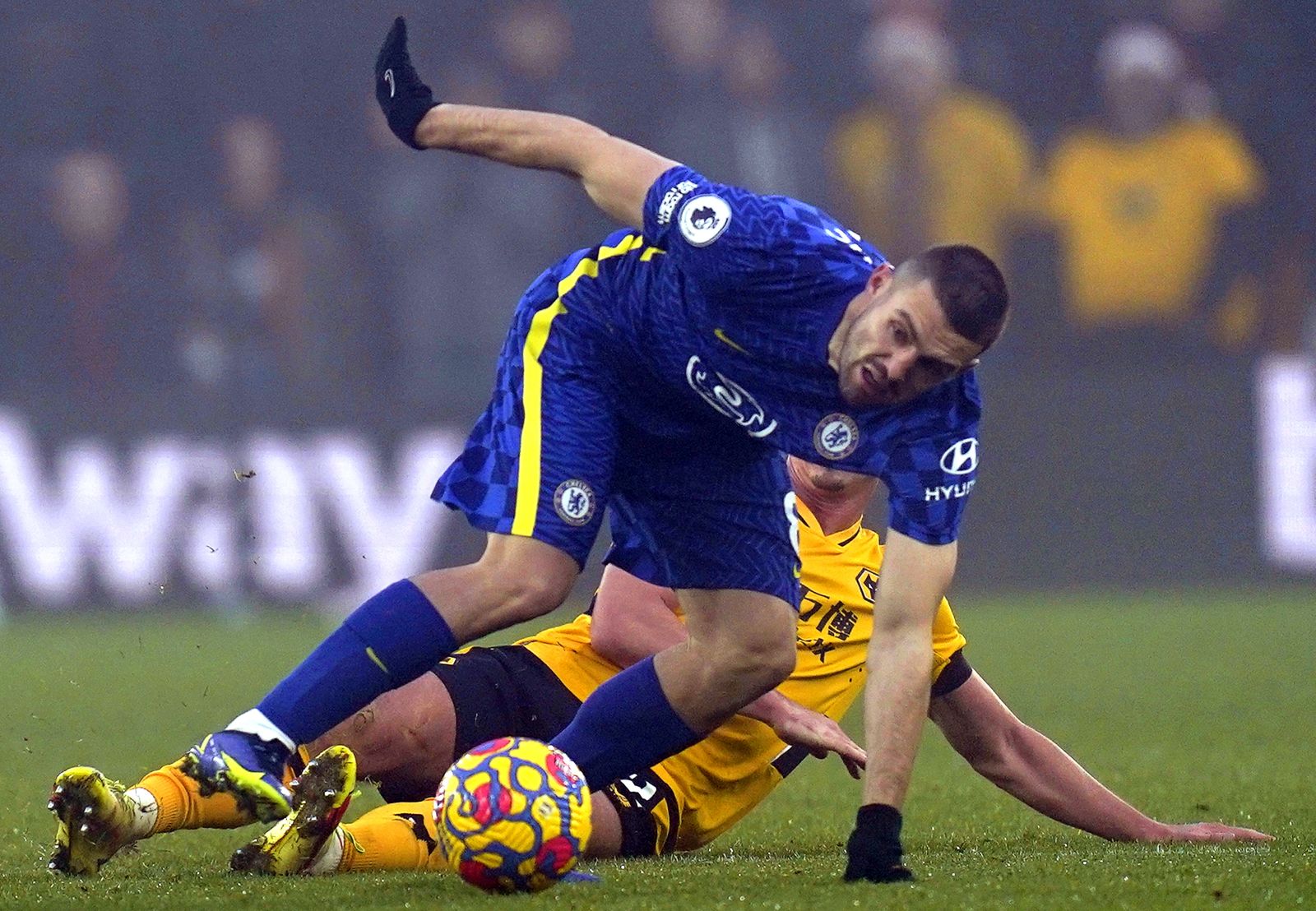 epa09650155 Chelsea's Mateo Kovacic (front) in action against Wolverhampton's Leander Dendoncker (back) during the English Premier League soccer match between Wolverhampton Wanderers and Chelsea FC in Wolverhampton, Britain, 19 December 2021.  EPA/Tim Keeton EDITORIAL USE ONLY. No use with unauthorized audio, video, data, fixture lists, club/league logos or 'live' services. Online in-match use limited to 120 images, no video emulation. No use in betting, games or single club/league/player publications
