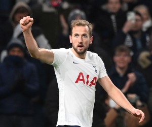 epa09650413 Harry Kane of Tottenham celebrates after scoring the 1-0 lead during the English Premier League soccer match between Tottenham Hotspur and Liverpool FC in London, Britain, 19 December 2021.  EPA/FACUNDO ARRIZABALAGA EDITORIAL USE ONLY. No use with unauthorized audio, video, data, fixture lists, club/league logos or 'live' services. Online in-match use limited to 120 images, no video emulation. No use in betting, games or single club/league/player publications