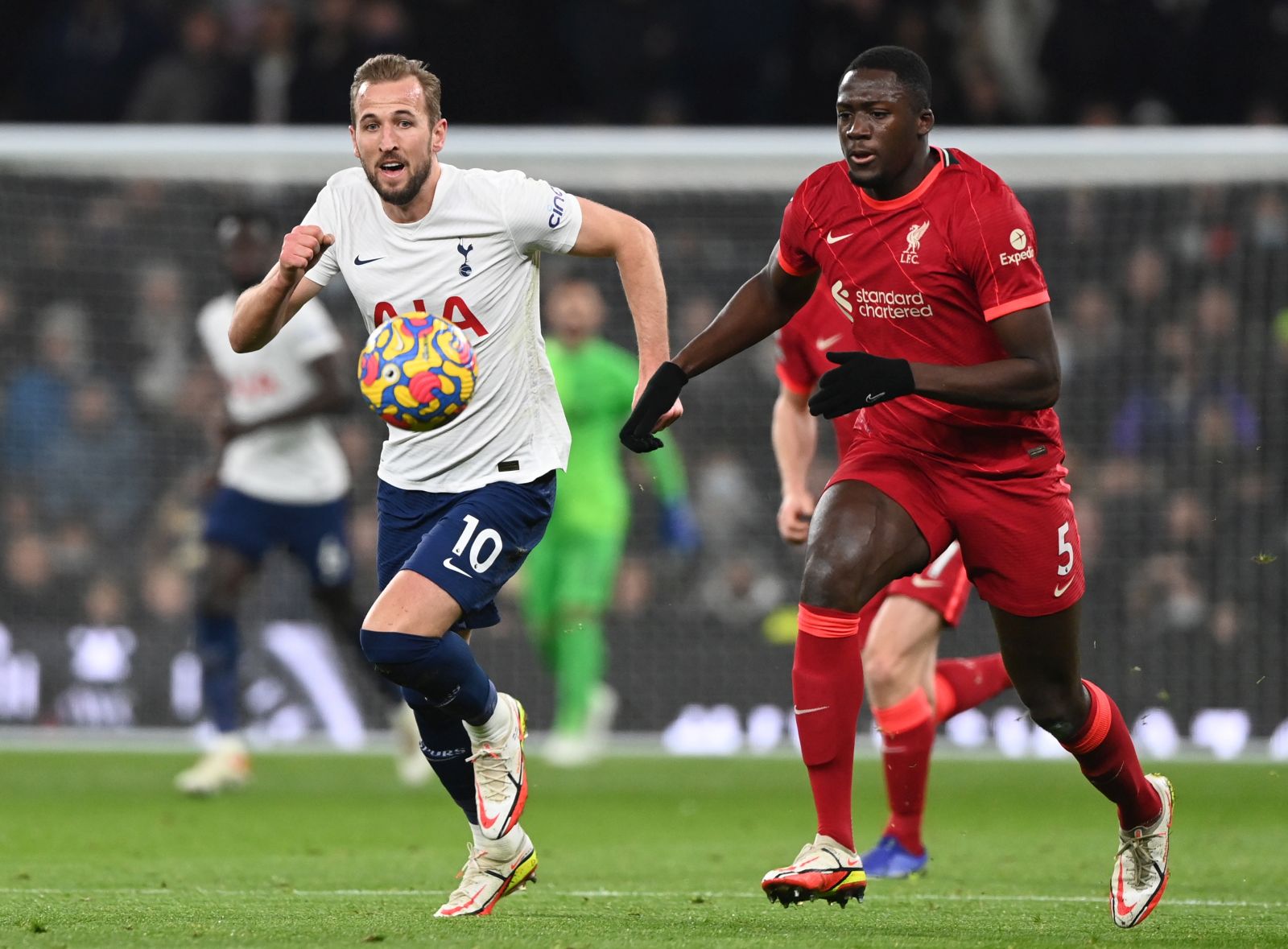 epa09650464 Harry Kane (L) of Tottenham in action against Ibrahima Konate (R) of Liverpool during the English Premier League soccer match between Tottenham Hotspur and Liverpool FC in London, Britain, 19 December 2021.  EPA/FACUNDO ARRIZABALAGA EDITORIAL USE ONLY. No use with unauthorized audio, video, data, fixture lists, club/league logos or 'live' services. Online in-match use limited to 120 images, no video emulation. No use in betting, games or single club/league/player publications