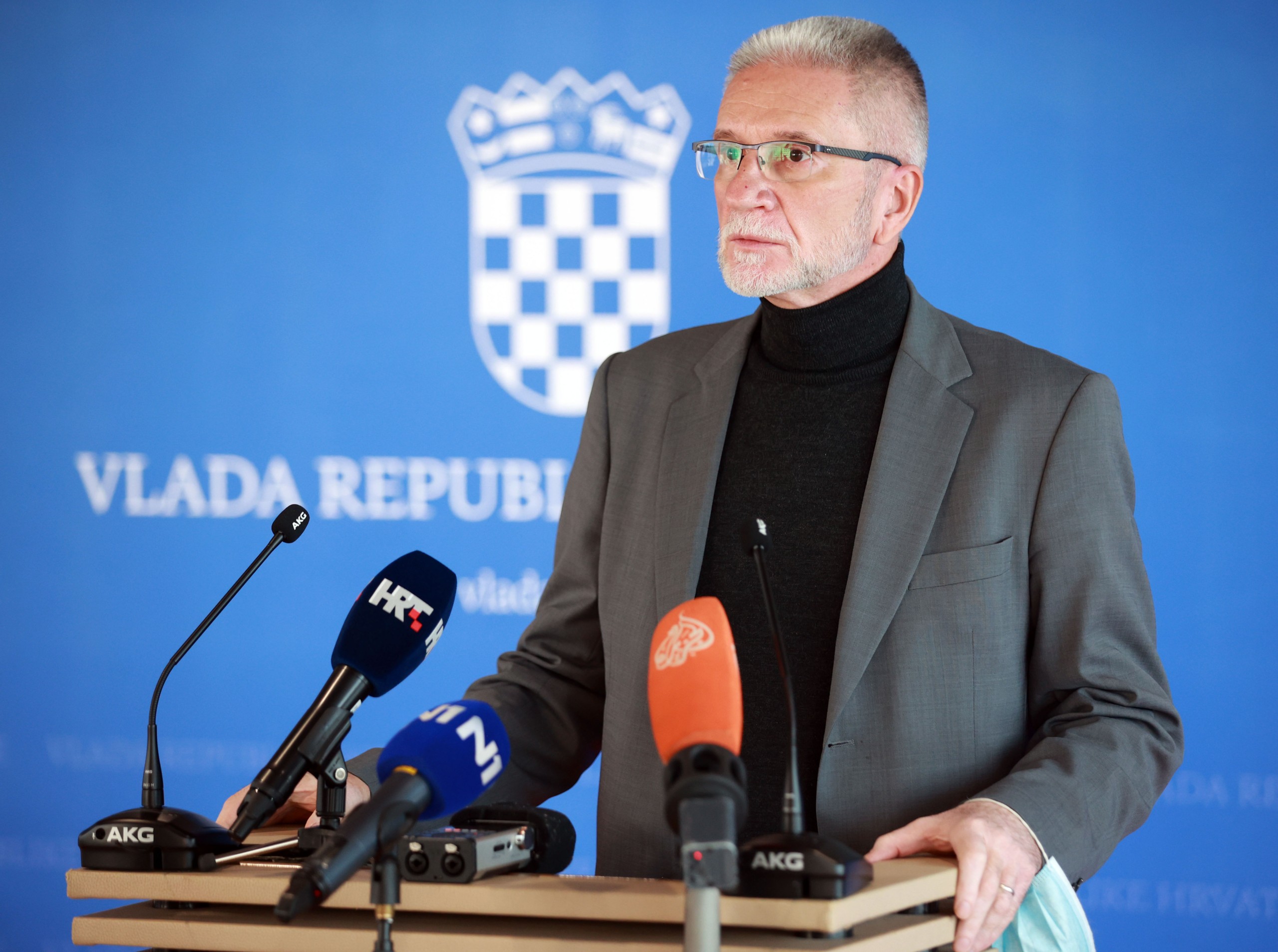 Zagreb, 20.12.2021 - Gospodarsko-socijalno vijeće (GSV) raspravlja na 241. sjednici, između ostaloga, o odluci o prijedlogu imenovanja predstavnika GSV-a u Upravno vijeće Središnjeg registra osiguranika (REGOS), odluci o imenovanju predsjednika i dva dopredsjednika GSV-a te o stanju i perspektivi na tržištu rada i preobrazbi hrvatske radne snage u doba digitalizacije. Na slici Krešimir Sever daje izjavu za medije nakon sjednice.
Foto HINA/ Dario GRZELJ/ dag