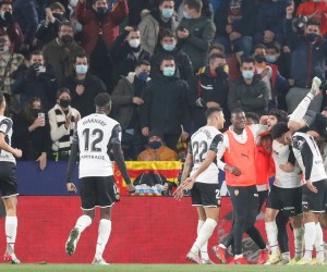 epa09652111 Valencia's players celebrate the 3-4 goal during the Spanish LaLiga soccer match between Valencia CF and Levante UD held at Ciutat de Valencia stadium, in Valencia, eastern Spain, 20 December 2021.  EPA/Ana Escobar