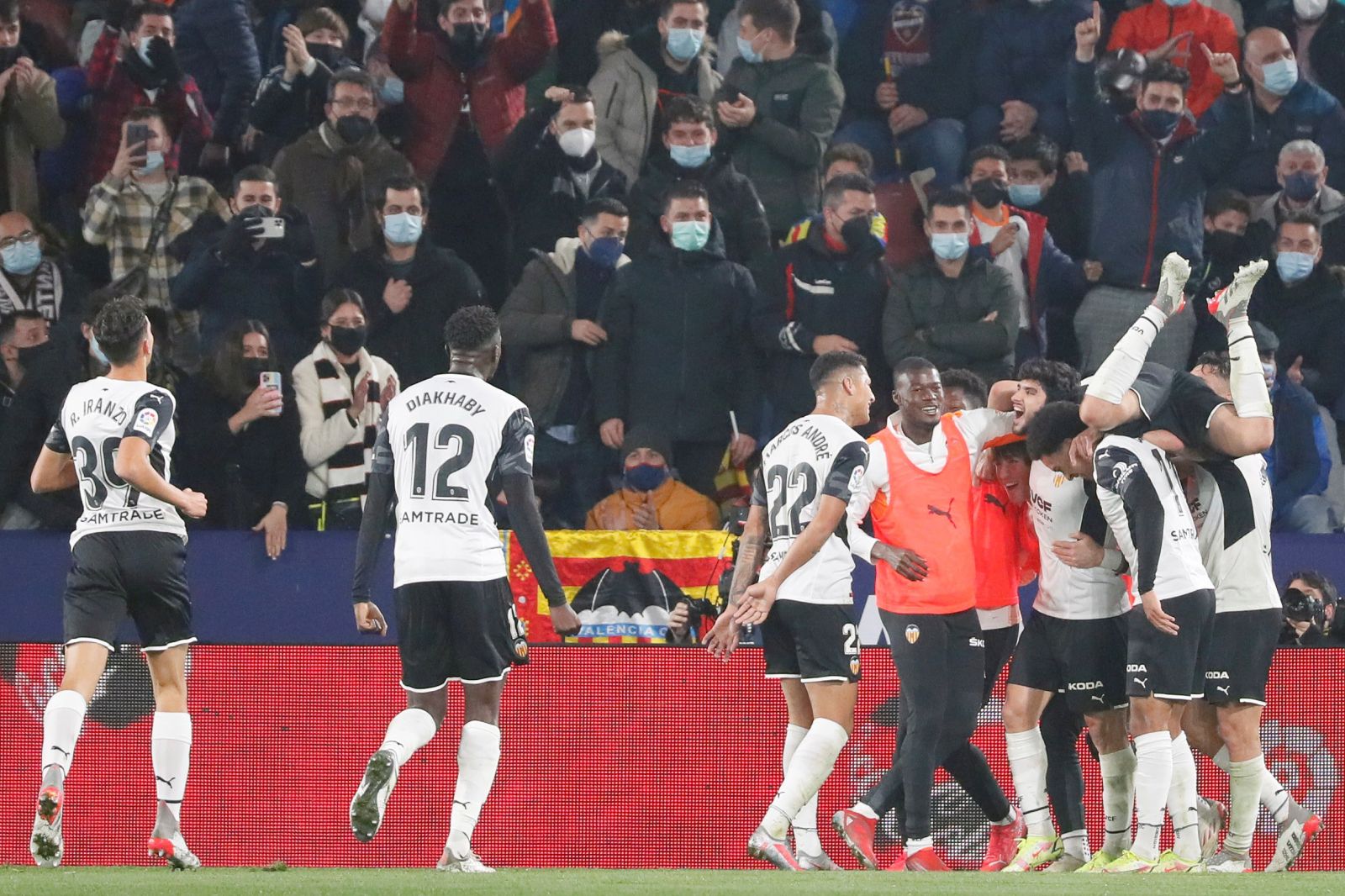 epa09652111 Valencia's players celebrate the 3-4 goal during the Spanish LaLiga soccer match between Valencia CF and Levante UD held at Ciutat de Valencia stadium, in Valencia, eastern Spain, 20 December 2021.  EPA/Ana Escobar
