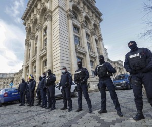 epa09652326 Riot policemen secure the area during the 'No Green Pass' rally in front of Parliament building in Bucharest, Romania, 21 December 2021. Activists and supporters from all over the country, organized by few non-governmental organizations and right-wing nationalist political party AUR (Alliance for the Union of Romanians), gathered in front of Romanian Parliament headquarters to protest the day lawmakers are voting a Green Pass law in Parliament.  EPA/ROBERT GHEMENT