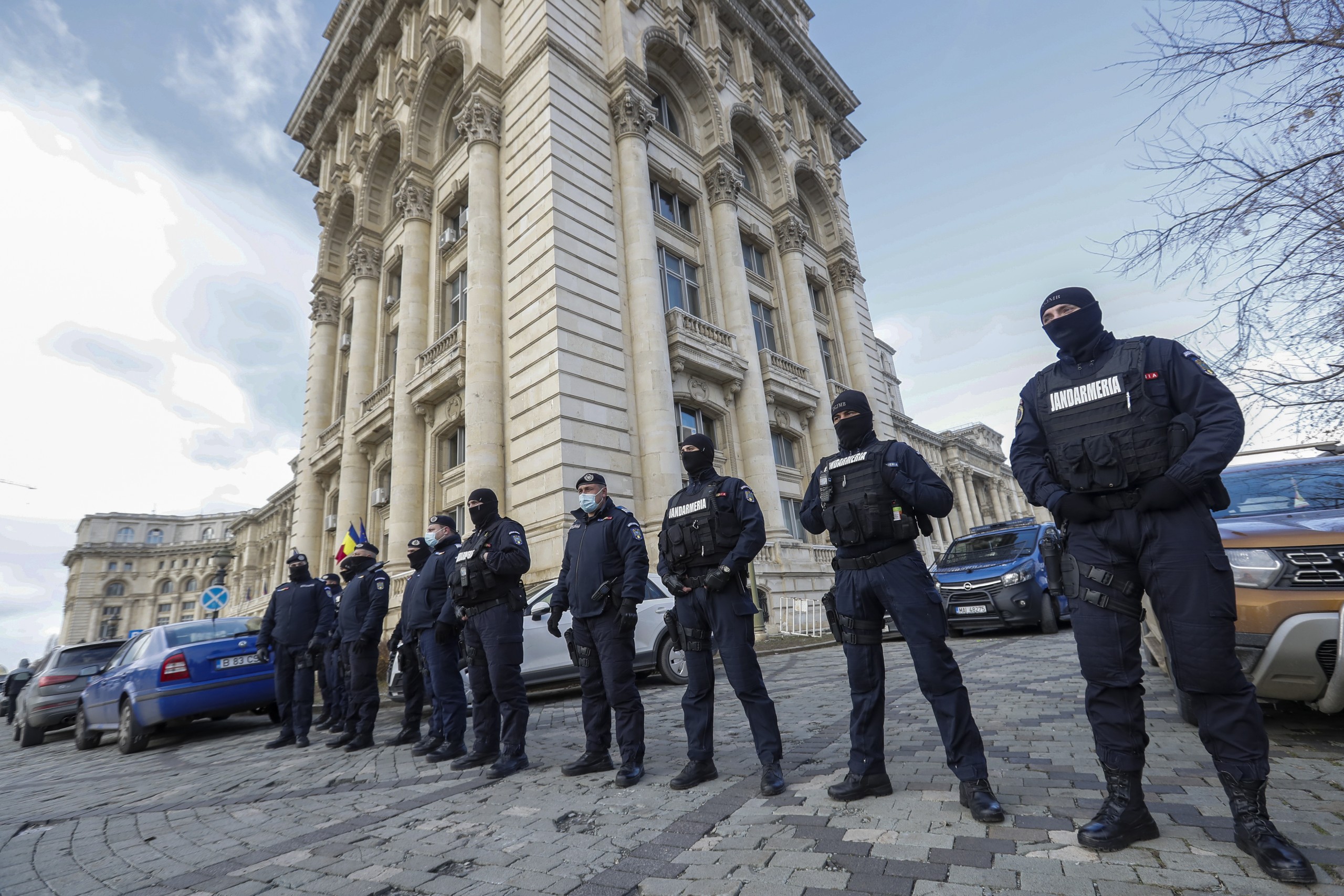 epa09652326 Riot policemen secure the area during the 'No Green Pass' rally in front of Parliament building in Bucharest, Romania, 21 December 2021. Activists and supporters from all over the country, organized by few non-governmental organizations and right-wing nationalist political party AUR (Alliance for the Union of Romanians), gathered in front of Romanian Parliament headquarters to protest the day lawmakers are voting a Green Pass law in Parliament.  EPA/ROBERT GHEMENT
