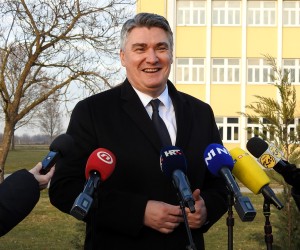 Varaždin, 22.12.2021. - Predsjednik Republike Zoran Milanović posjetio je vojarnu 7. gardijske brigade „Pume“ u Varaždinu uoči sutrašnje 29. obljetnice osnutka 7. gardijske brigade „Puma“ i dana 2. oklopno mehanizirane bojne „Pume“. Predsjednik RH-a i vrhovni zapovjednik Oružanih snaga susreo s veteranima 7. gardijske brigade „Pume“, zapovjednikom gardijske oklopno mehanizirane brigade te predstavnicima Grada Varaždina i Varaždinske županije. Na fotografiji Zoran Milanović.
foto HINA/ Siniša KALAJDŽIJA/ ml