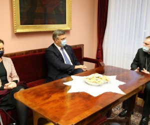 Zagreb, 22.12.2021. - Zagrebački nadbiskup kardinal Josip Bozanić i premijer Andrej Plenković susreli su se u nadbiskupskom Uredu na Kaptolu i razgovarali o aktualnim društvenim zbivanjima te istaknuli želju da Božić učvrsti zajedništvo i pobudi novu nadu. Na fotografiji Nina Obuljen Koržinek, Andrej Plenković, Josip Bozanić.
foto HINA/ Zagrebačka nadbiskupija/ Picasa/ ml