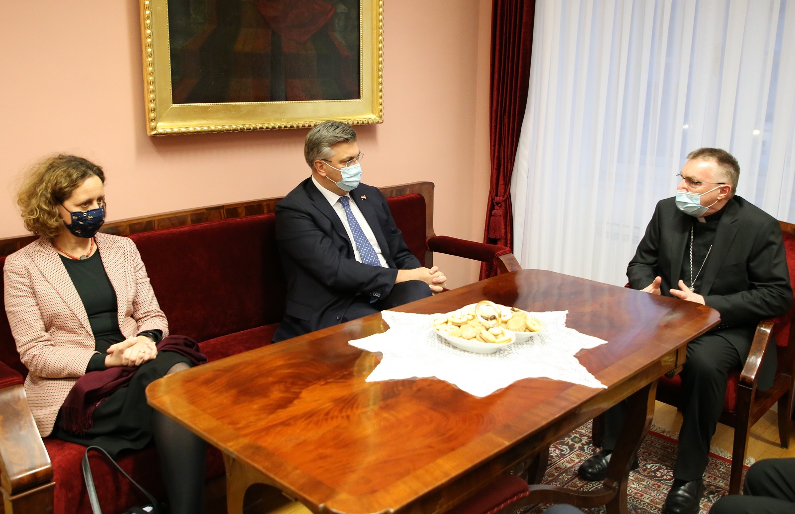 Zagreb, 22.12.2021. - Zagrebački nadbiskup kardinal Josip Bozanić i premijer Andrej Plenković susreli su se u nadbiskupskom Uredu na Kaptolu i razgovarali o aktualnim društvenim zbivanjima te istaknuli želju da Božić učvrsti zajedništvo i pobudi novu nadu. Na fotografiji Nina Obuljen Koržinek, Andrej Plenković, Josip Bozanić.
foto HINA/ Zagrebačka nadbiskupija/ Picasa/ ml