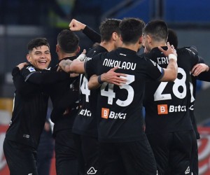 epa09654321 Spezia players celebrate the 1-0 lead during the Italian Serie A soccer match between SSC Napoli and Spezia Calcio at Diego Armando Maradona stadium in Naples, Italy, 22 December 2021.  EPA/CIRO FUSCO