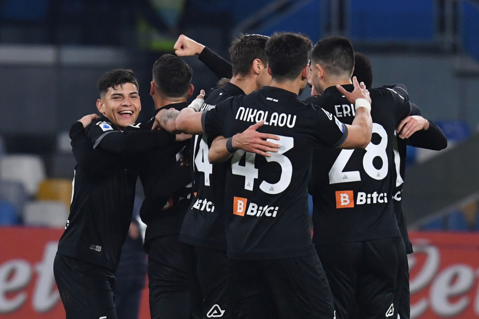 epa09654321 Spezia players celebrate the 1-0 lead during the Italian Serie A soccer match between SSC Napoli and Spezia Calcio at Diego Armando Maradona stadium in Naples, Italy, 22 December 2021.  EPA/CIRO FUSCO