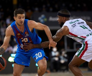 epa09654360 FC Barcelona's guard Nicolas Laprovittola (L) in action against UNICS' guard Lorenzo Brown (R) during the Euroleague game between FC Barcelona and UNICS Kazan at Palau Blaugrana pavilion in Barcelona, Catalonia, Spain, 22 November 2021.  EPA/Alejandro Garcia