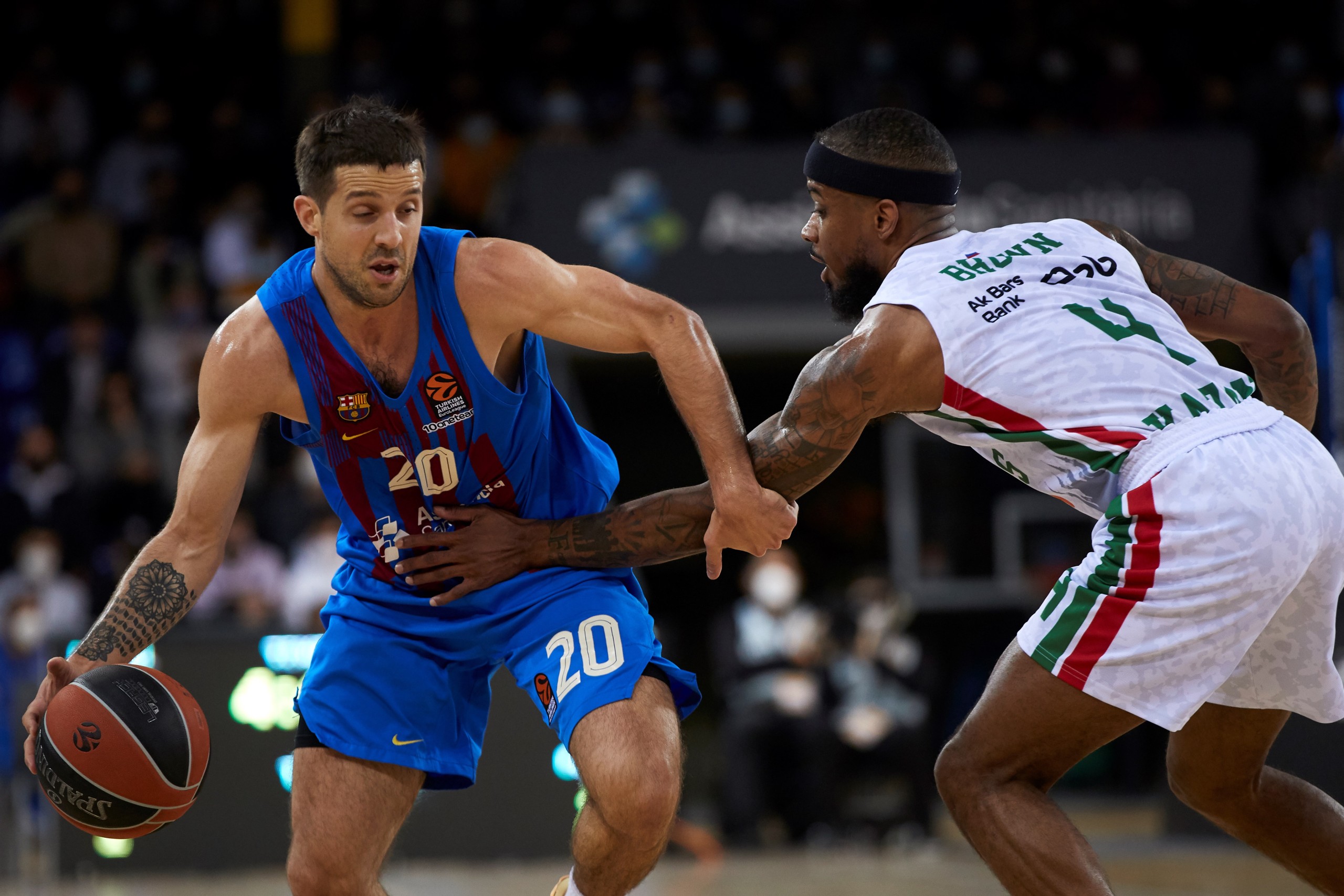 epa09654360 FC Barcelona's guard Nicolas Laprovittola (L) in action against UNICS' guard Lorenzo Brown (R) during the Euroleague game between FC Barcelona and UNICS Kazan at Palau Blaugrana pavilion in Barcelona, Catalonia, Spain, 22 November 2021.  EPA/Alejandro Garcia