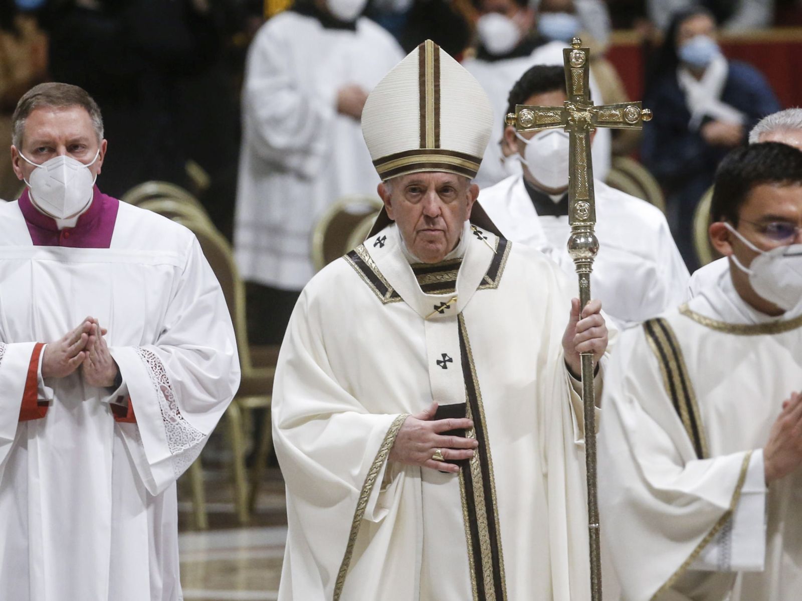 epa09656043 Pope Francis leads the Christmas Holy Mass in Saint Peter's Basilica at the Vatican, 24 December 2021.  EPA/FABIO FRUSTACI