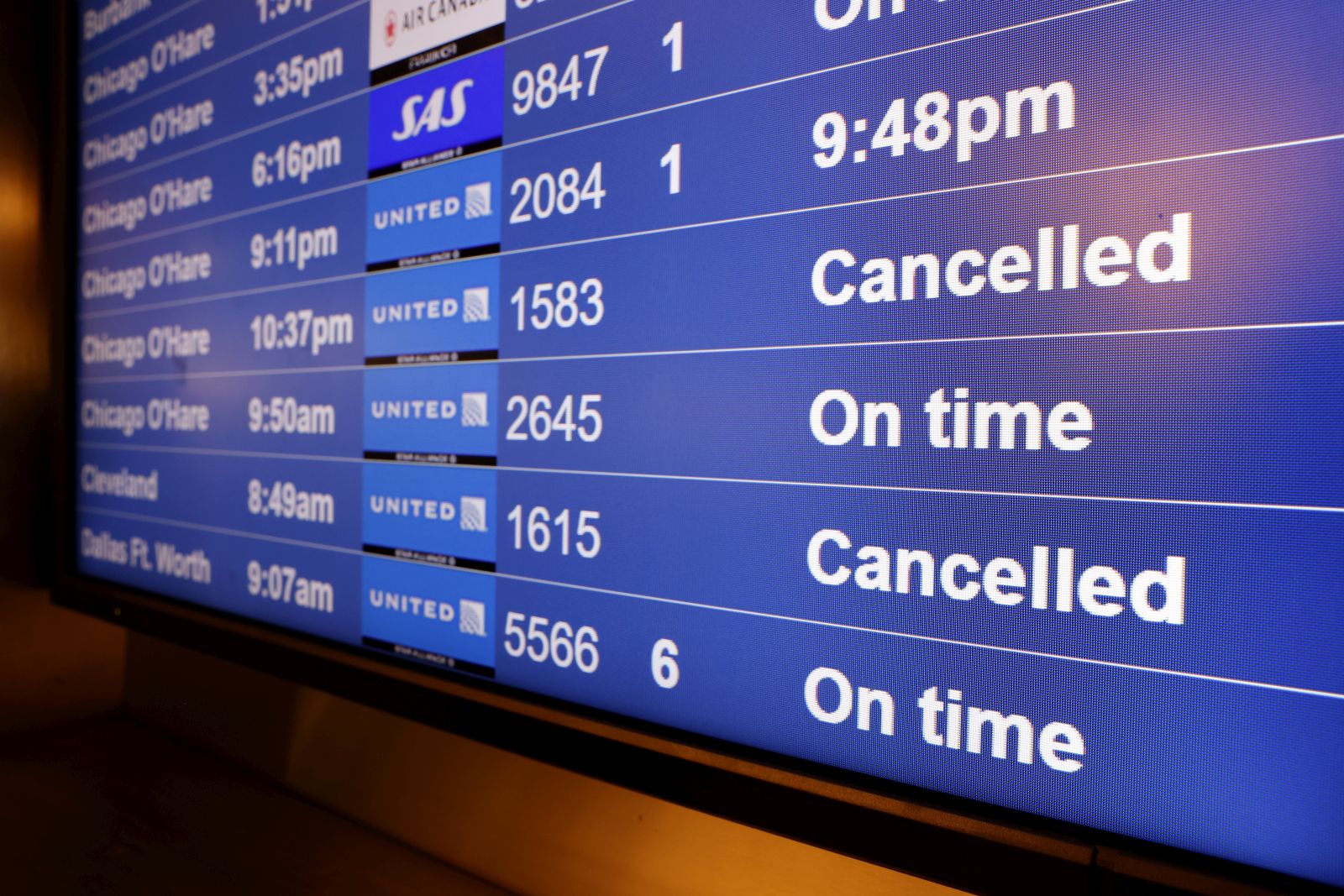 epaselect epa09656220 Cancelled United Airlines flights to Chicago O'Hare and Cleveland on the flight information display system at the San Francisco International Airport on Christmas Eve in San Francisco, California, USA, 24 December 2021. Thousand of flights were cancelled globally and United and and Delta Airlines cancelled over 200 flights domestically on Friday, 24 December, alone citing the personnel shortages due to the surge of Omicron variant of COVID-19 infections.  EPA/JOHN G. MABANGLO