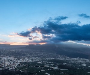 epa09656544 (FILE) - A general view to the Cumbre Vieja volcano near El Paso, La Palma, Canary Islands, Spain, 17 December 2021 (reissued 25 December 2021). The regional government on 25 December 2021 declared the Cumbre Vieja's volcanic eruption has finished.  EPA/Miguel Calero *** Local Caption *** 57361169
