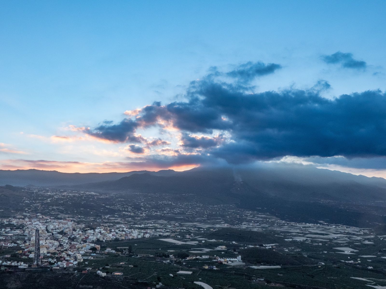 epa09656544 (FILE) - A general view to the Cumbre Vieja volcano near El Paso, La Palma, Canary Islands, Spain, 17 December 2021 (reissued 25 December 2021). The regional government on 25 December 2021 declared the Cumbre Vieja's volcanic eruption has finished.  EPA/Miguel Calero *** Local Caption *** 57361169