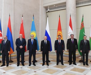 epa09658818 (L to R) Azerbaijani President Ilham Aliyev, Armenian Prime Minister Nikol Pashinyan, Belarusian President Alexander Lukashenko, Kazakh President Kassym-Jomart Tokayev, Russian President Vladimir Putin, Kyrgyz President Sadyr Japarov, Tajik President Emomali Rahmon, Turkmen President Gurbanguly Berdymukhamedov and Uzbek President Shavkat Mirziyoyev pose for a family photo before an informal annual summit of the Commonwealth of Independent States (CIS) heads of state at the Konstantin Palace presidential residence in Strelna, outside St. Petersburg, Russia, 28 December 2021.  EPA/EVGENY BIYATOV/SPUTNIK/KREMLIN POOL