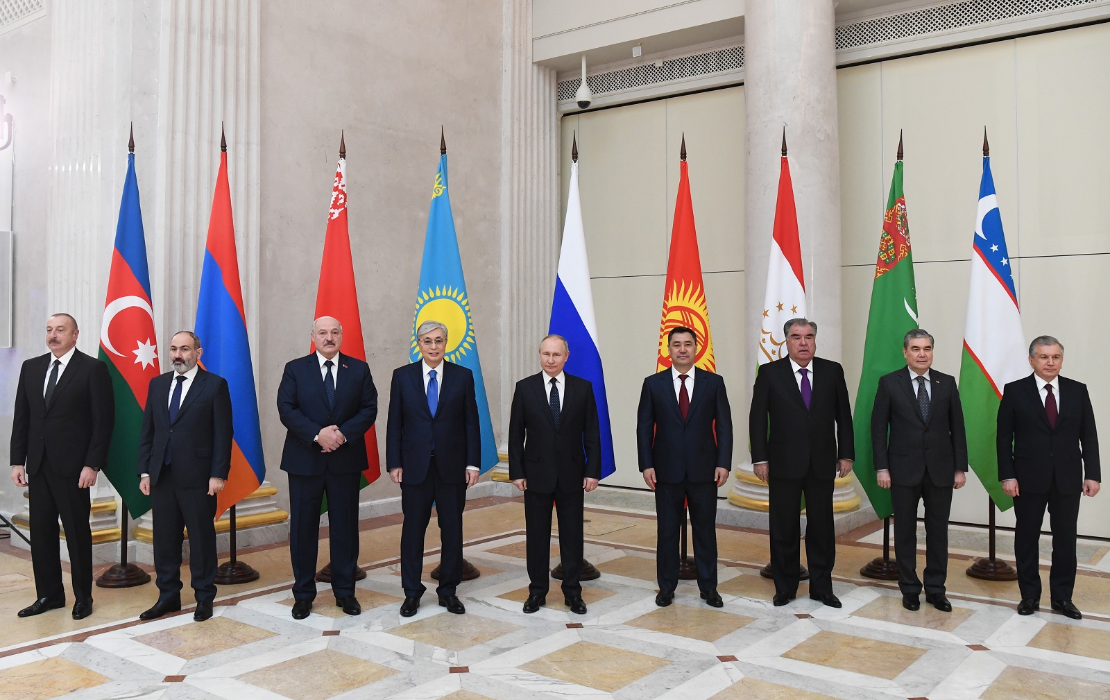 epa09658818 (L to R) Azerbaijani President Ilham Aliyev, Armenian Prime Minister Nikol Pashinyan, Belarusian President Alexander Lukashenko, Kazakh President Kassym-Jomart Tokayev, Russian President Vladimir Putin, Kyrgyz President Sadyr Japarov, Tajik President Emomali Rahmon, Turkmen President Gurbanguly Berdymukhamedov and Uzbek President Shavkat Mirziyoyev pose for a family photo before an informal annual summit of the Commonwealth of Independent States (CIS) heads of state at the Konstantin Palace presidential residence in Strelna, outside St. Petersburg, Russia, 28 December 2021.  EPA/EVGENY BIYATOV/SPUTNIK/KREMLIN POOL