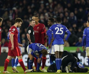 epa09659159 Leicester's Jamie Vardy (down) receives medical care after during the English Premier League match between Leicester City and Liverpool FC in Leicester, Britain, 28 December 2021.  EPA/TIM KEETON EDITORIAL USE ONLY. No use with unauthorized audio, video, data, fixture lists, club/league logos or 'live' services. Online in-match use limited to 120 images, no video emulation. No use in betting, games or single club/league/player publications