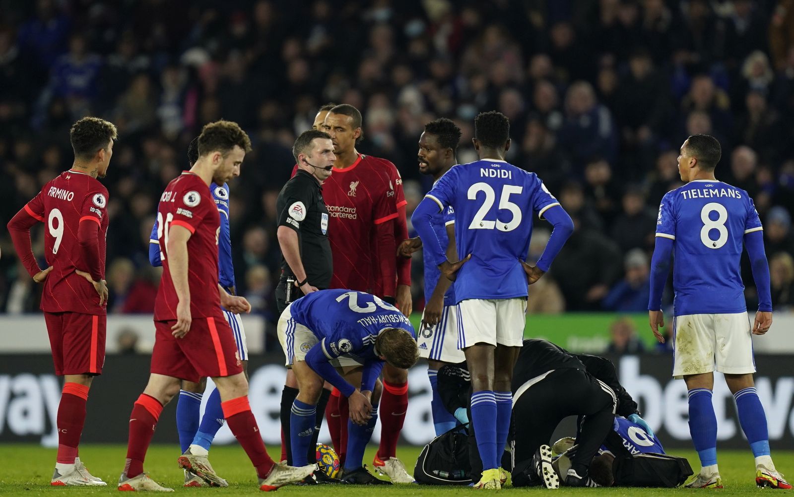 epa09659159 Leicester's Jamie Vardy (down) receives medical care after during the English Premier League match between Leicester City and Liverpool FC in Leicester, Britain, 28 December 2021.  EPA/TIM KEETON EDITORIAL USE ONLY. No use with unauthorized audio, video, data, fixture lists, club/league logos or 'live' services. Online in-match use limited to 120 images, no video emulation. No use in betting, games or single club/league/player publications