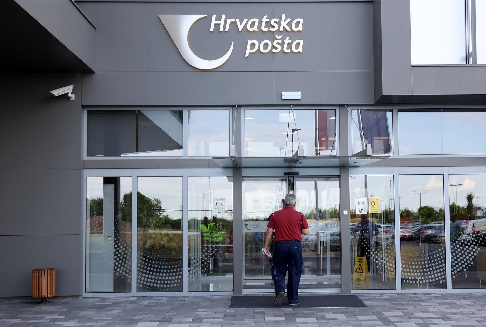 01.07.2021., Velika Gorica - U sortirnom centru Hrvatske poste krenula je naplata carine i PDV-a na sve posiljke male vrijednosti koje dolaze izvan Europske unije. Photo: Marko Prpic/PIXSELL