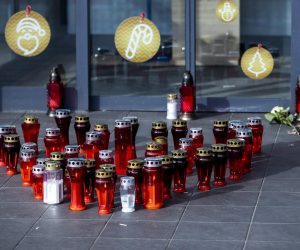 01.12.2021., Split - Svijece upaljene ispred trgovackog centra gdje je jucer ubijena zaposlenica.
Photo: Miroslav Lelas/PIXSELL