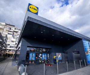 01.12.2021., Split - Svijece upaljene ispred trgovackog centra gdje je jucer ubijena zaposlenica.
Photo: Miroslav Lelas/PIXSELL