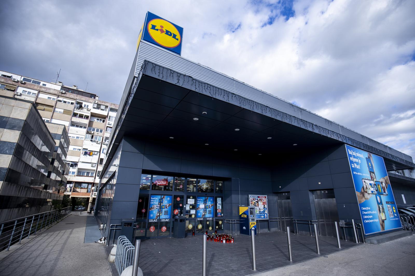 01.12.2021., Split - Svijece upaljene ispred trgovackog centra gdje je jucer ubijena zaposlenica.
Photo: Miroslav Lelas/PIXSELL