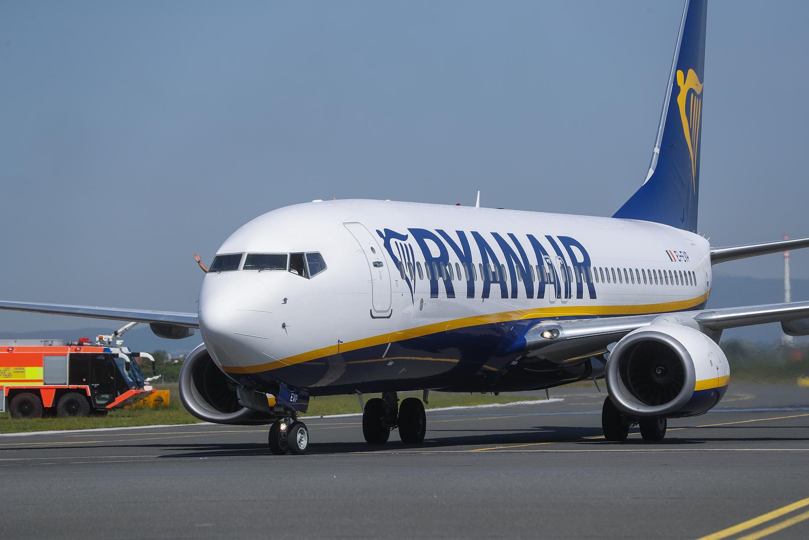 02.06.2021., Zagreb - Dolazak prvog zrakoplova aviokompanije Ryanair u Zagreb. Prvi let  najveceg niskobudzetnog  avioprijevoznika stigao je iz  Bruxellesa u Zracnu luku Franjo Tudjman, a iz komanije najvljuju povezivanje Zagreba sa 12 eurospskih gradova.Photo:Zeljko Lukunic/PIXSELL