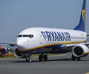 02.06.2021., Zagreb - Dolazak prvog zrakoplova aviokompanije Ryanair u Zagreb. Prvi let  najveceg niskobudzetnog  avioprijevoznika stigao je iz  Bruxellesa u Zracnu luku Franjo Tudjman, a iz komanije najvljuju povezivanje Zagreba sa 12 eurospskih gradova.Photo:Zeljko Lukunic/PIXSELL