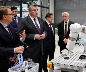 02.12.021., Zagreb - Predsjednik Zoran Milanović posjetio je FER gdje je sudjelovao na svecanoj sjednici Fakultetskog vijeca u prigodi obiljezavanja Dana Fakulteta strojarstva i brodogradnje.