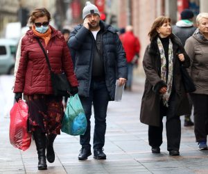 02.12.2021., Sarajevo, Bosna i Hercegovina - Unatoc pojavljivanju novih sojeva virusa i pogorsanju epidemioloske slike, veliki broj gradjana ne nosi maske na ulicama.