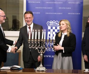 02.12.2021., Zagreb - Predsjednik Hrvatskoga sabora Gordan Jandrokovic sudjelovao je s veleposlanikom Izraela Ilanom Morom i voditeljicom Medjuparlamentarne skupine prijateljstva Hrvatska - Izrael Marijanom Petir u ceremoniji paljenja 5. svjecice na hanukiji u povodu zidovskog blagdana svjetla – Hanuke.