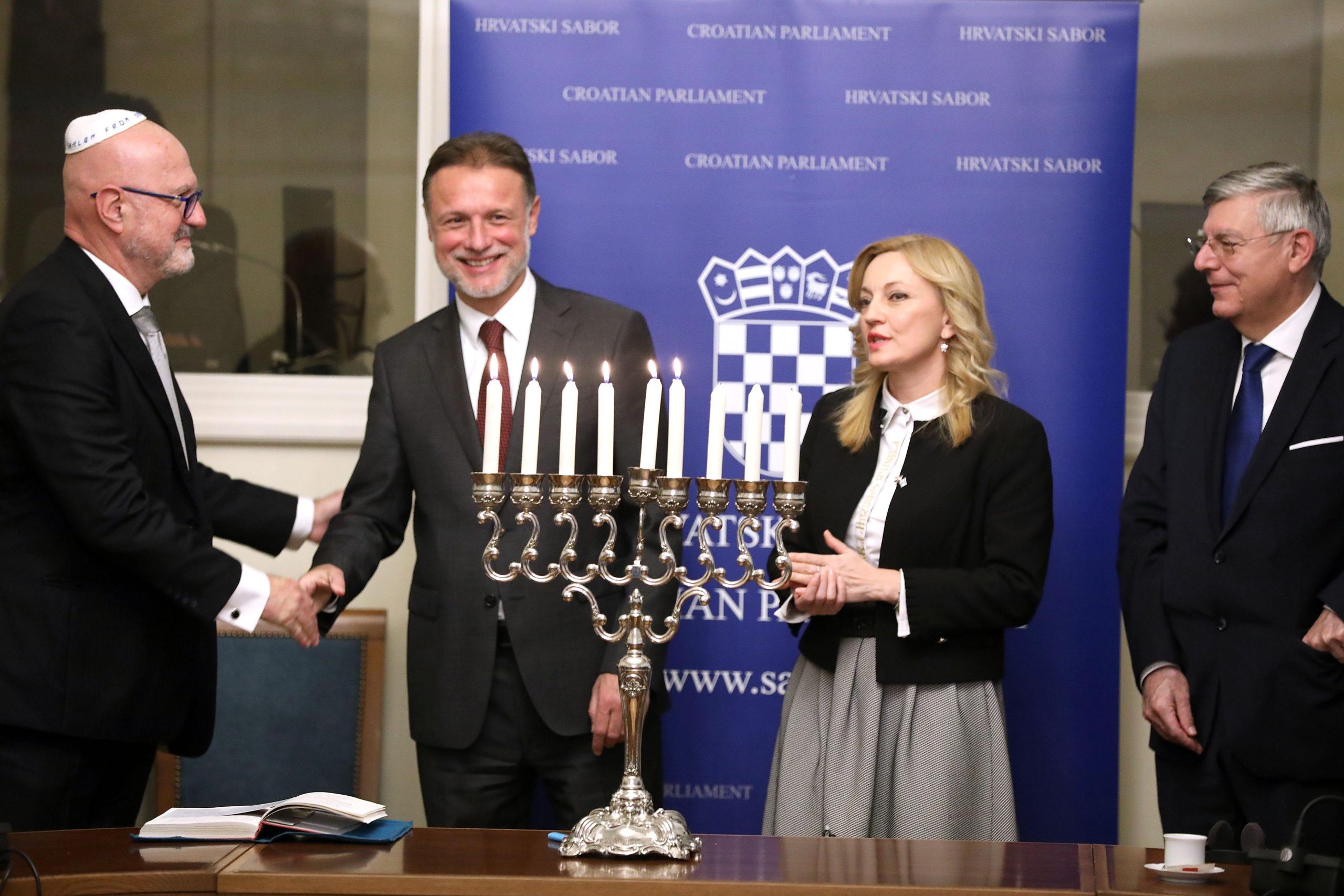 02.12.2021., Zagreb - Predsjednik Hrvatskoga sabora Gordan Jandrokovic sudjelovao je s veleposlanikom Izraela Ilanom Morom i voditeljicom Medjuparlamentarne skupine prijateljstva Hrvatska - Izrael Marijanom Petir u ceremoniji paljenja 5. svjecice na hanukiji u povodu zidovskog blagdana svjetla – Hanuke.