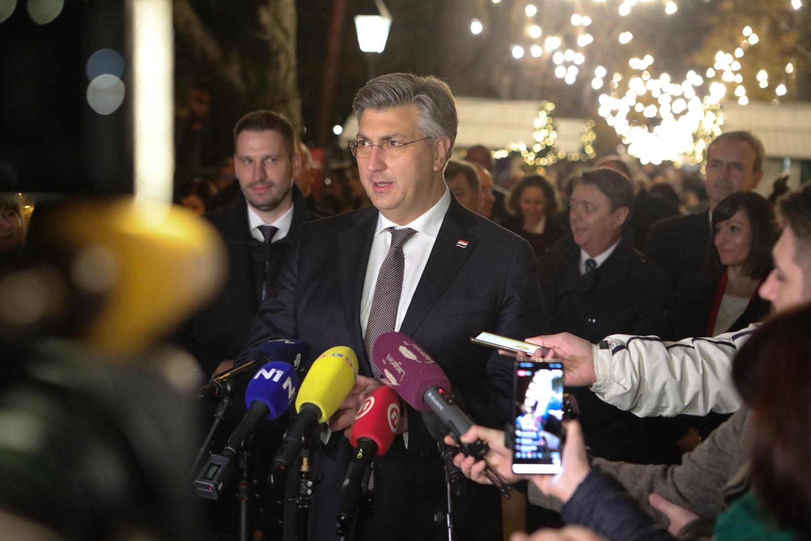 02.12.2021., Osijek - Predsjednik Vlade Andrej Plenkovic posjetio je osjecki Advent.