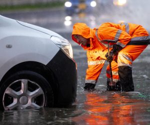03.12.2020., Split - Obilne kise poplavile su pojedine prometnice u Splitu i okolici. Dezurne sluzbe na terenu pokusavaju normalizirati promet.
Photo: Miroslav Lelas/PIXSELL