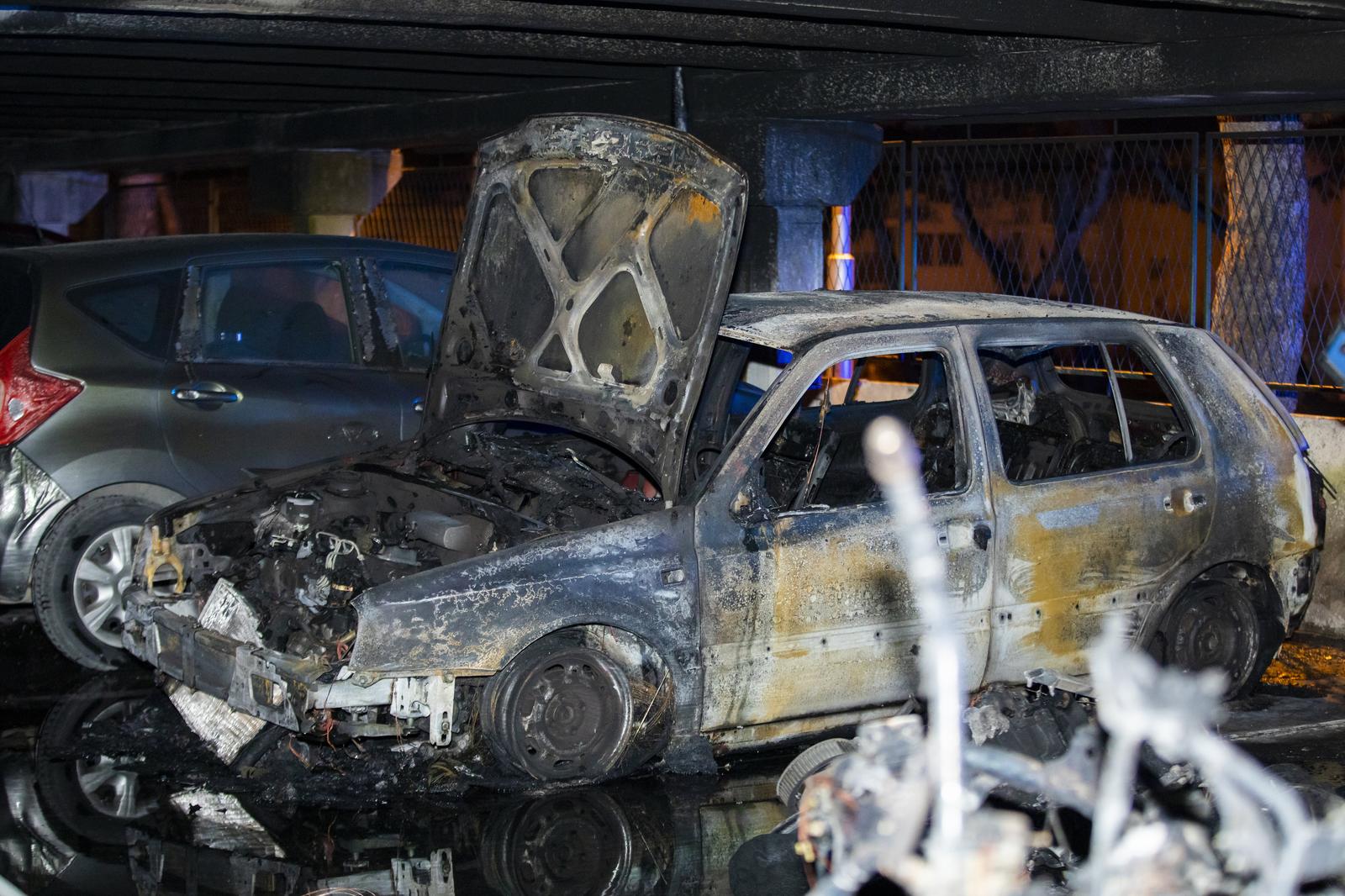 03.12.2021., Split - Malo prije ponoci planuo je pozar na donjoj etazi garaze na Pujankama gdje je izgorjelo nekoliko motora i automobila.