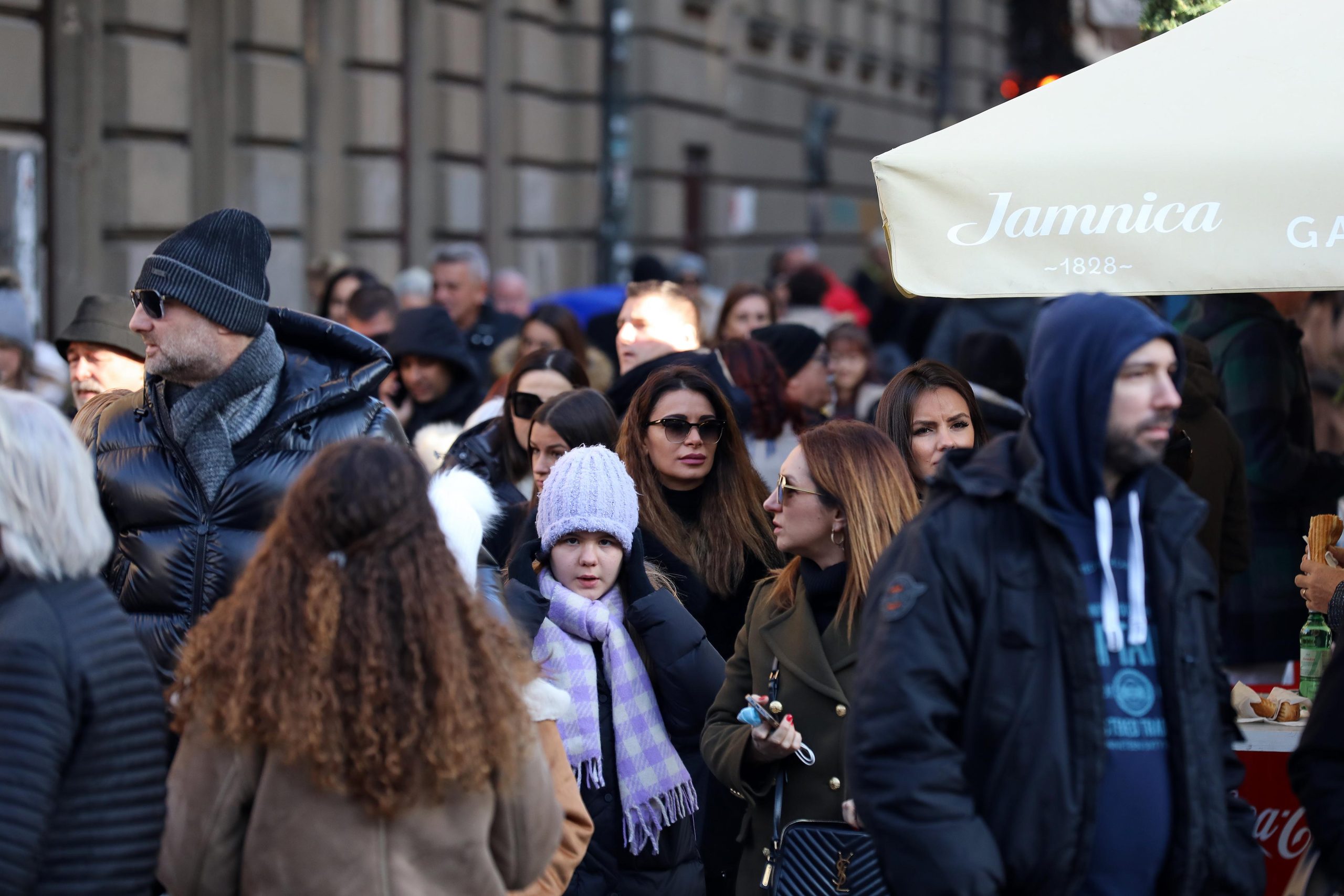 04.12.2021., Zagreb - Iako je danas potvrdjen prvi slucaj omikron virusa u Hrvatskoj gradjani Zagreba bezbrizno su uzivali u setnji i subotnjoj spici u centru grada.