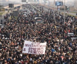 04, December, 2021, Belgrade - In Serbia, at more than 50 locations, citizens are once again coming out under blockades, demanding the withdrawal of the Law on Referendum and the Law on Expropriation. Blockade of the highway near the Sava Center. Photo: Mateja Stanisavljevic/ATAImages

04, decembar, 2021, Beograd  - U Srbiji, na preko 50 lokacija, gradjni i gradjanke ponovo izlaze na blokade, zahtevajuci povlacenje Zakona o referendumu i Zakona o eksproprijaciji. Blokada auto-puta kod Sava centra. Photo: Mateja Stanisavljevic/ATAImages