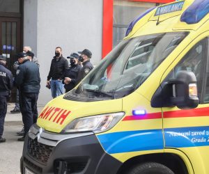 05.03.2021., Zagreb - intervencija policije i vatrogasaca, muskarac prijeti i zatvorio se u stan a na prozoru ostavio poruku da su u stanu bombe.
Photo: Emica Elvedji/PIXSELL