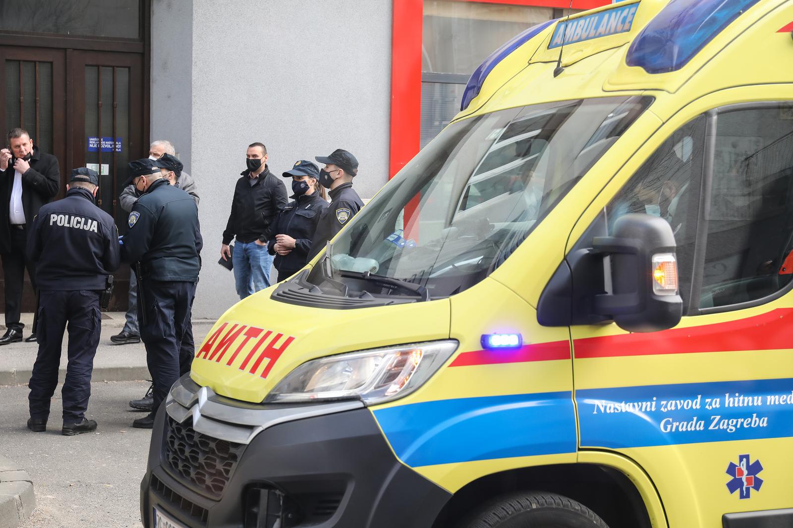 05.03.2021., Zagreb - intervencija policije i vatrogasaca, muskarac prijeti i zatvorio se u stan a na prozoru ostavio poruku da su u stanu bombe.
Photo: Emica Elvedji/PIXSELL