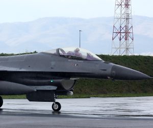 05.04.2019., Velika Gorica - U vojarnu Pukovnik Marko Zivkovic, sletjela su dva americka borbena zrakoplova F16 koji ce naredna dva dana sudjelovati u vojnoj vjezbi s hrvatskim pilotima Miga 21. Photo: Borna Filic/PIXSELL