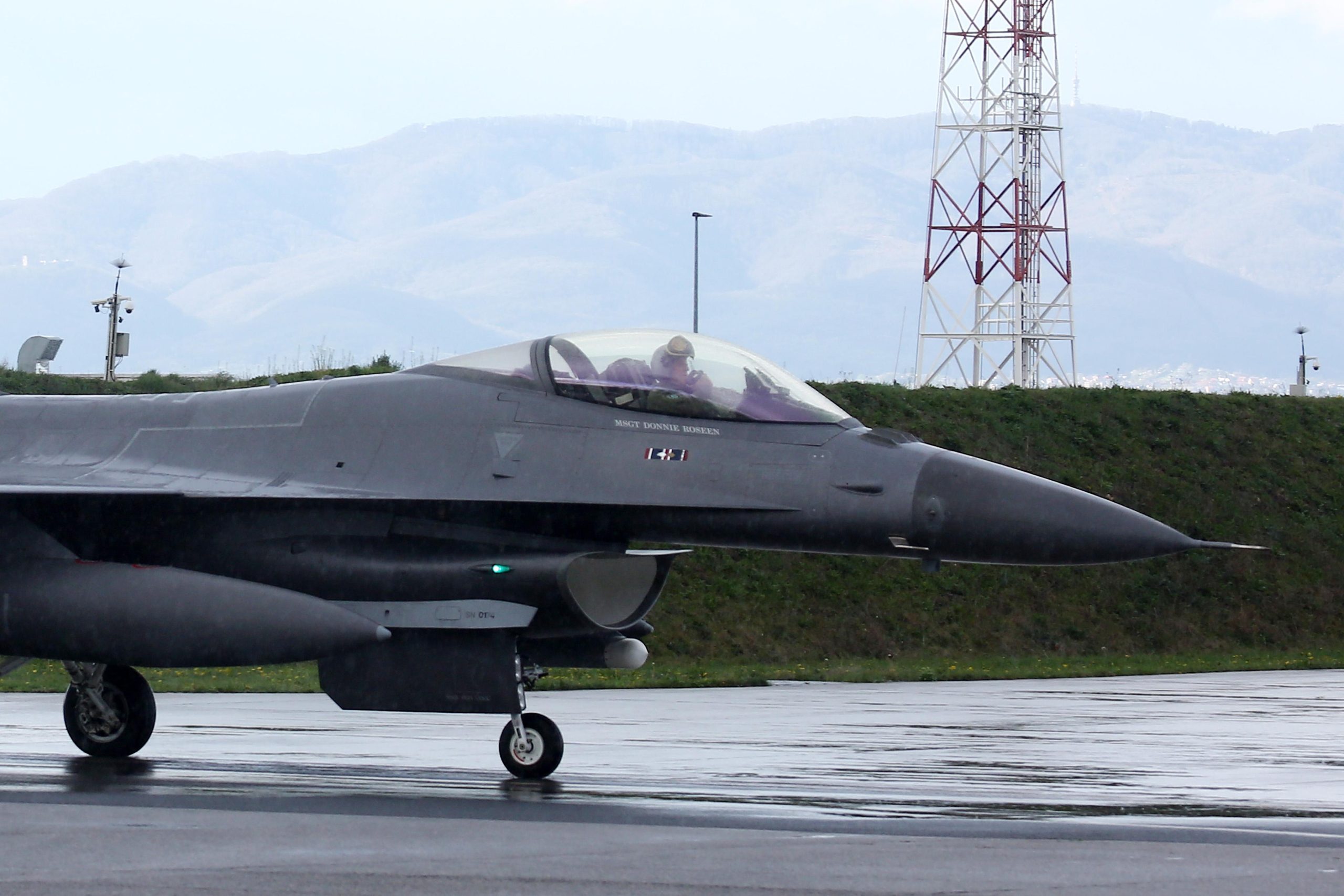 05.04.2019., Velika Gorica - U vojarnu Pukovnik Marko Zivkovic, sletjela su dva americka borbena zrakoplova F16 koji ce naredna dva dana sudjelovati u vojnoj vjezbi s hrvatskim pilotima Miga 21. Photo: Borna Filic/PIXSELL