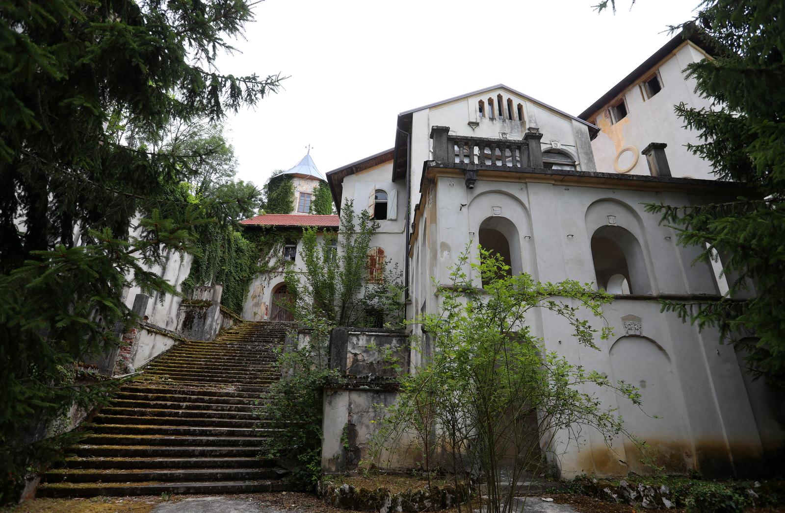 06.07.2021., Bosiljevo - Stari grad Bosiljevo je srednjovjekovni utvrdjeni grad ciji graditelji su bili knezovi Frankopan, prvi puta se spominje 1461. godine. Zbog imovinsko pravnih odnosa dvorac Bosiljevo desetljecima ceka obnovu. Photo: Kristina Stedul Fabac/PIXSELL