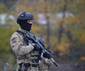 06.11.2021., restoran Kej, Klasnice/Laktasi (BiH) – Viktor Orban, predsjednik Vlade Madjarske, danas se sastao sa Miloradom Dodikom, srpskim clanom Predsjednistva BiH u mjestu Klasnice u restoranu „Kej“, izmedju Laktasa i Banjaluke. Iz Kabineta srpskog clana Predsjednistva BiH saopsteno je da je previdjen sastanak i radni ručak dvije delegacije, koje ce predvoditi madjarski premijer i srpski clan Predsjednistva BiH. Saobracaj je zatvoren za promet, a cijelo podrucje obezbjedjuje veliki broj pripadnika MUP RS i Specijalne antiteroristicke jedinice RS. Izjave za medije nisu predvidjene, a predstavnicima medijskih kuca je dozvoljeno da samo iz daljine snimaju i fotografisu. 
Photo: Dejan Rakita/Pixsell