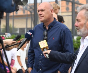 07.06.2021., Sibenik - Prigodnim programom, te polaganjem cvijeca i svijeca obiljezena je 28. obljetnica smrti kosarkaskoga Mozarta Drazena Petrovica. Uz brojna izaslanstva na spomeniku Drazenu Petrovicu ipsred dvorane na Baldekinu skupio se i veliki broj djece iz sibenskih kosarkaskih klubova. Neven Spahija.rPhoto: Hrvoje Jelavic/PIXSELL